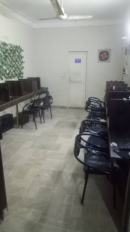 SOFTWARE HOUSE / CALL CENTER INDEPENDENT HOUSE 240 yards 10 Rooms Gulshan VIP block 5 3