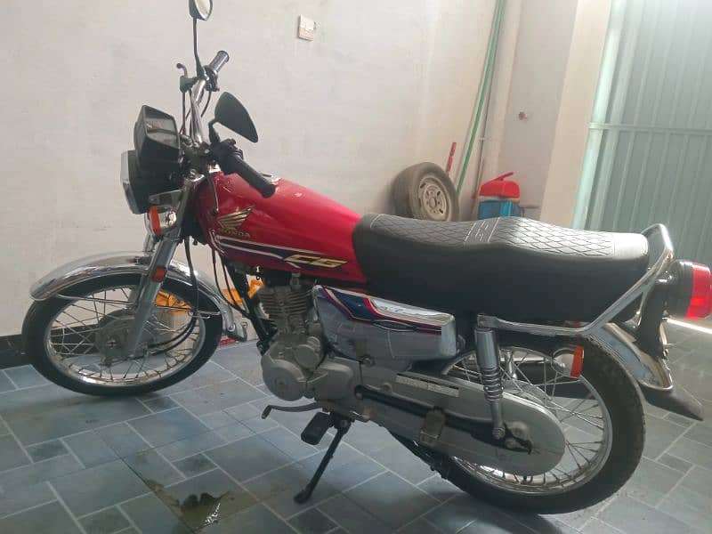 New beautiful bike. only used 2700km. just buy and used. 03336472061 2