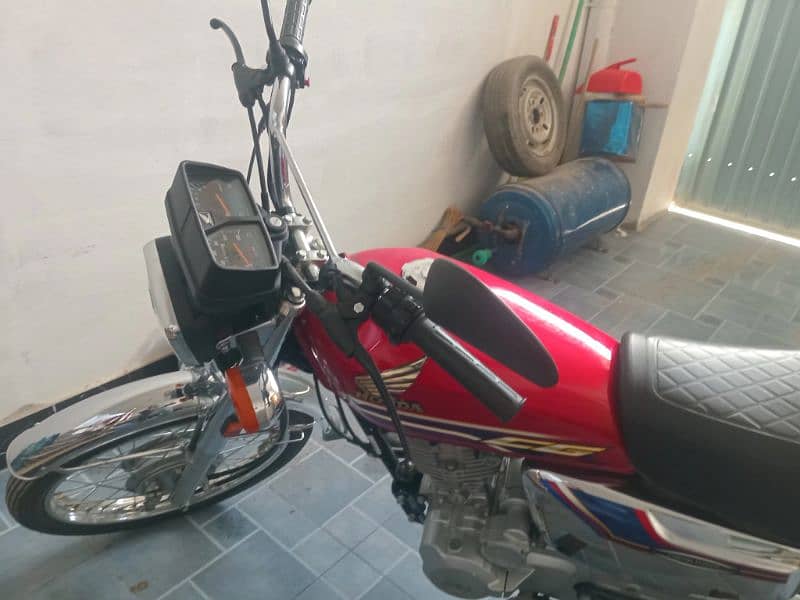 New beautiful bike. only used 2700km. just buy and used. 03336472061 4