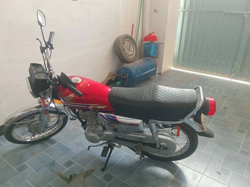 New beautiful bike. only used 2700km. just buy and used. 03336472061 5