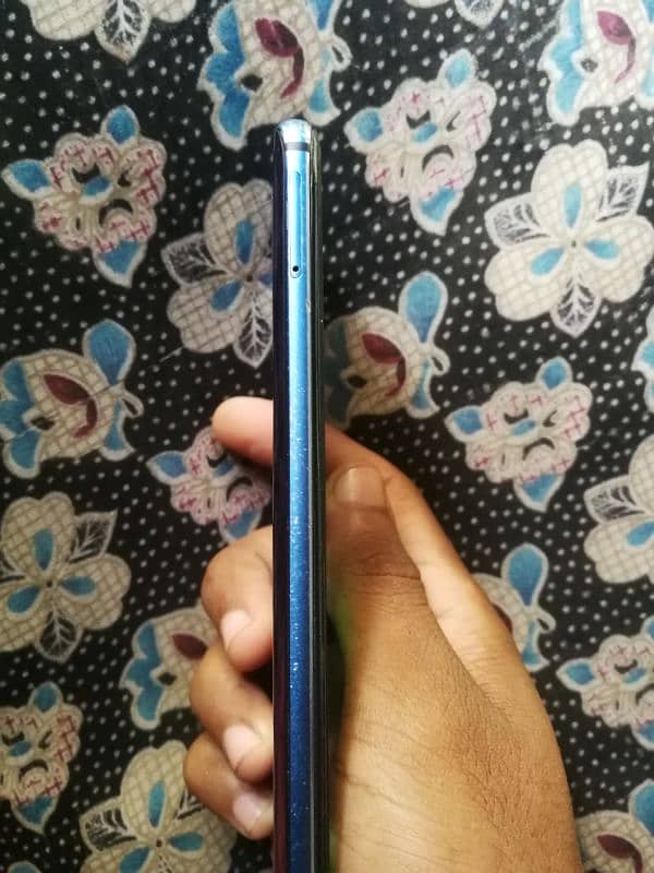 Honor 10.4 ram. 128 Rom. Acha mobile hai pubg ma 60. fps hai 4