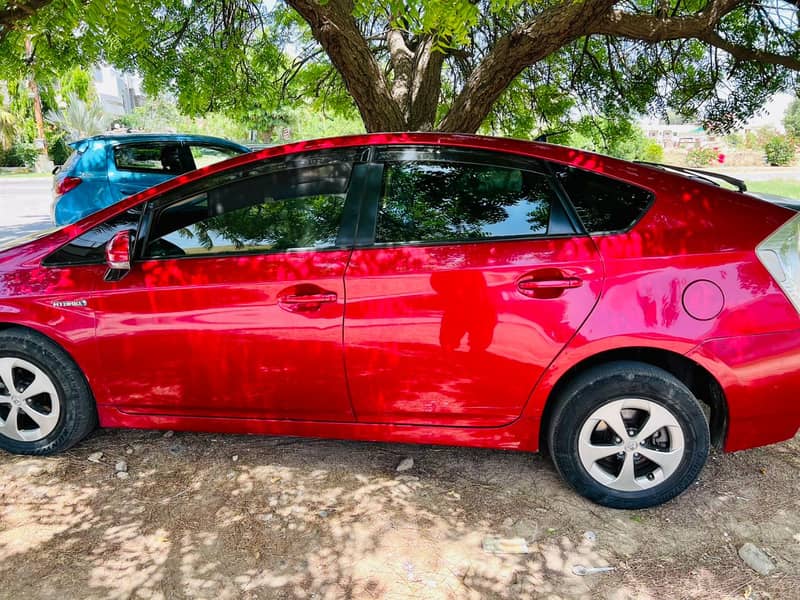 Toyota Prius 2012 S-LED Edition 1.8 Excellent Condition 3