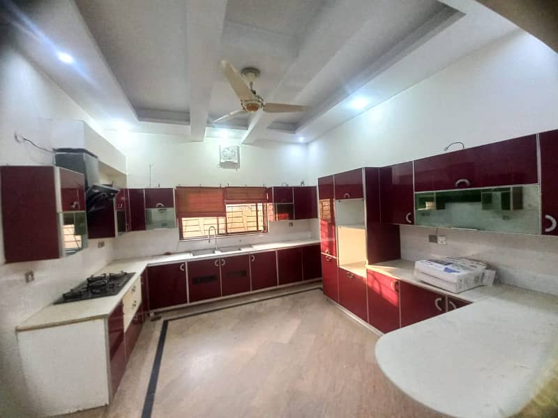 1 kanal lower portion available for rent in Velencia housing society Lahore 6