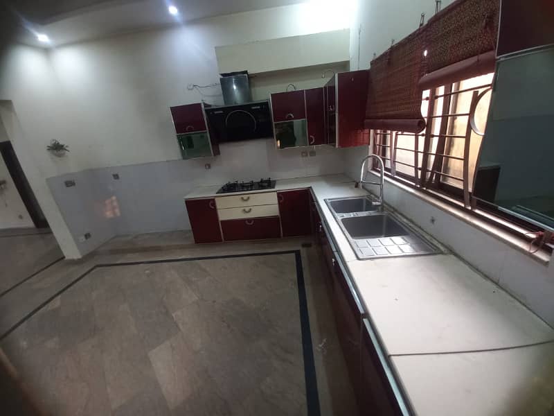 1 kanal lower portion available for rent in Velencia housing society Lahore 9