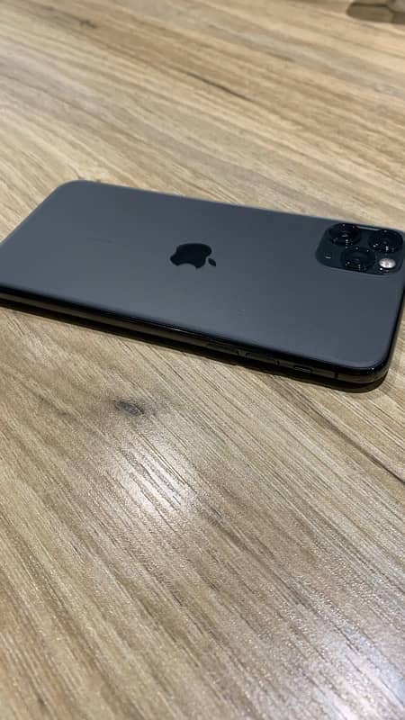 iPhone 11 Pro Max 4