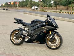 Heavy Sports Bike Yamaha R6 in mint and stock condition !!