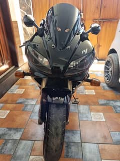 Heavy Sports Bike Yamaha R1 in 100% condition !!