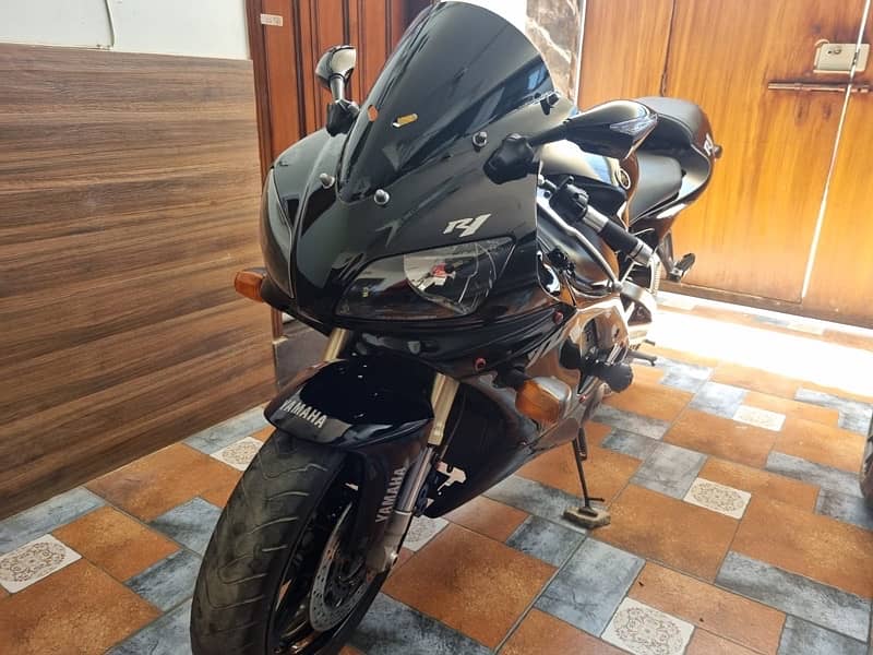 Heavy Sports Bike Yamaha R1 in 100% condition !! 2