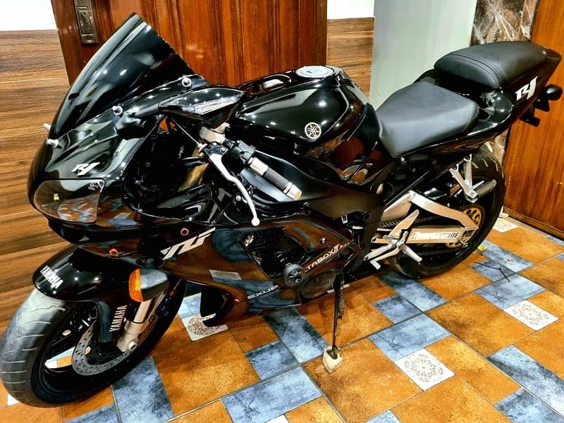 Heavy Sports Bike Yamaha R1 in 100% condition !! 4