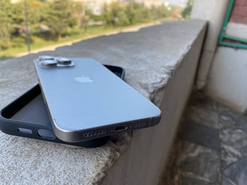 iPhone 15 pro max Natural Titanium 1TB JV Non Active 4