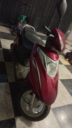 United scooty 100 cc Maroon