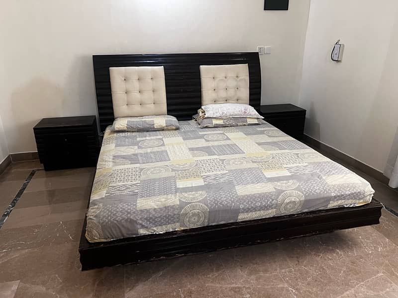 King Bed for sale with 2 chairs 1