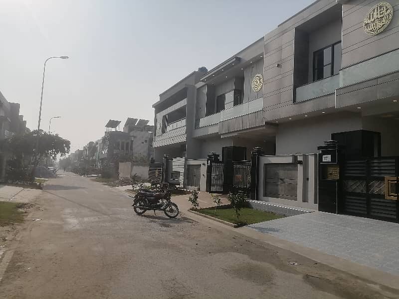 Ideally Located House Of 5 Marla Is Available For sale In Faisalabad 2