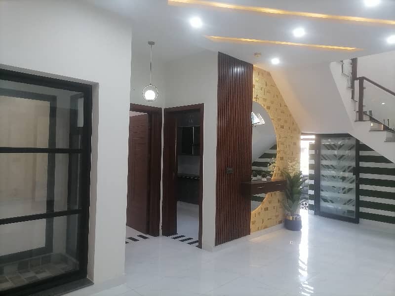 Ideally Located House Of 5 Marla Is Available For sale In Faisalabad 12