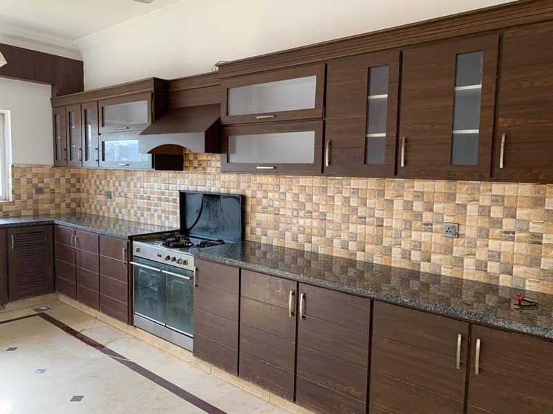 1 kanal upper portion avilable for rent with gas 3