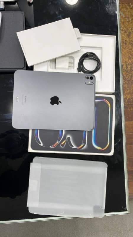 iPad Pro (M4) chip 11 inch  256gb 3 months used 1