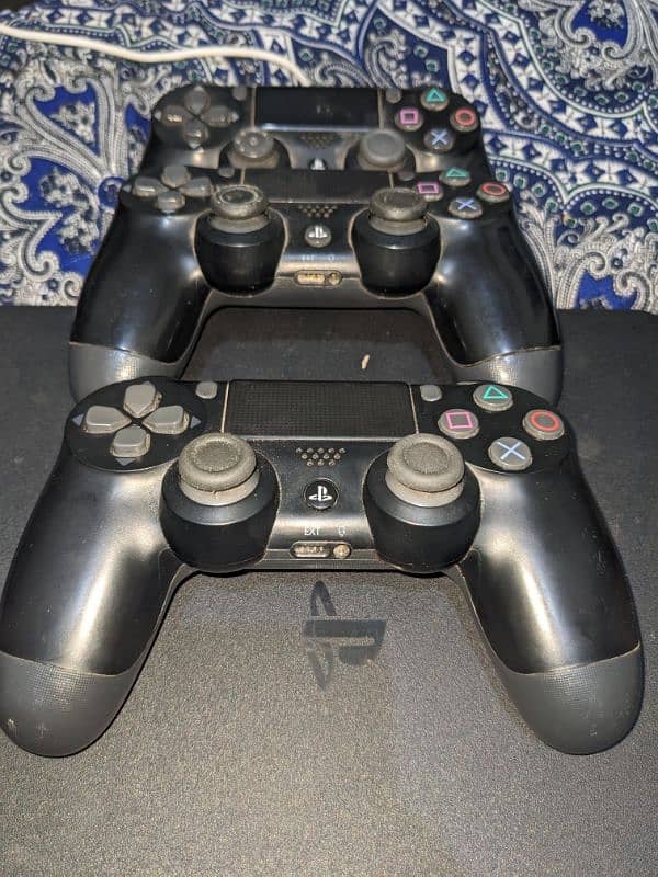 PS4 slim 1TB with 4 Controller 0