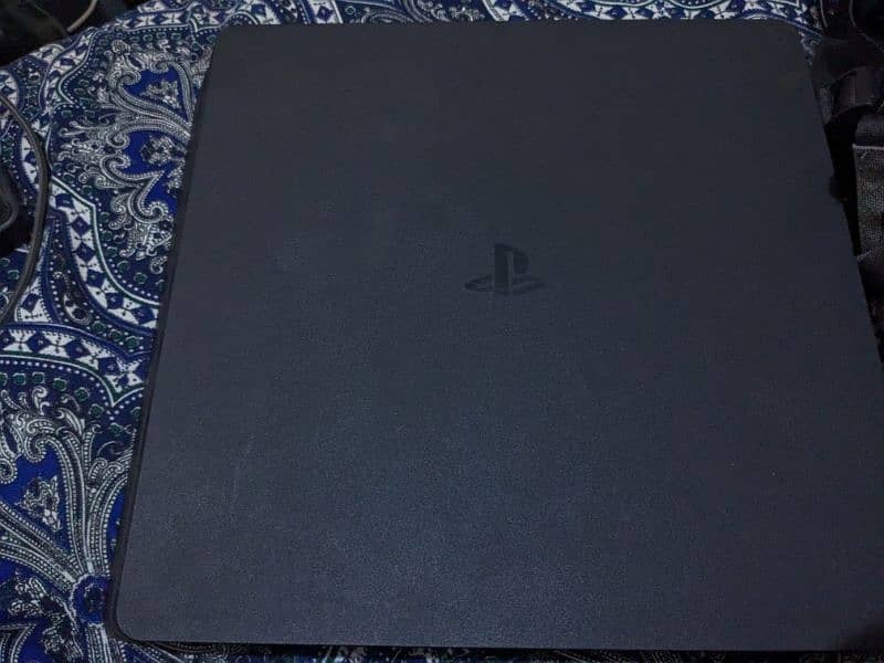 PS4 slim 1TB with 4 Controller 2