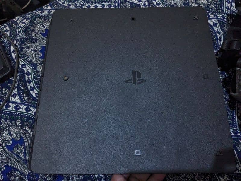 PS4 slim 1TB with 4 Controller 3