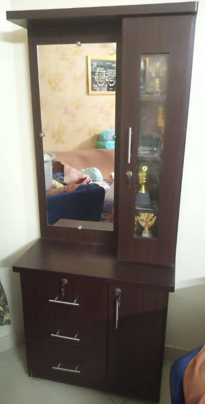 dressing table good condition 1