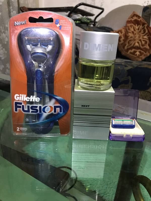 Gillette Razor + 3 Blades + Aftershave . Made in UK. 1