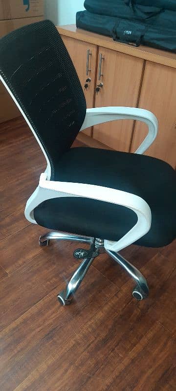 32 pcs executive chairs in Excellent condition 0