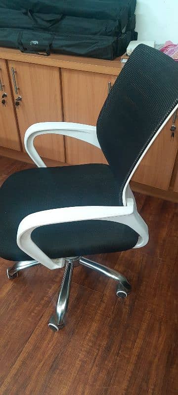 32 pcs executive chairs in Excellent condition 1