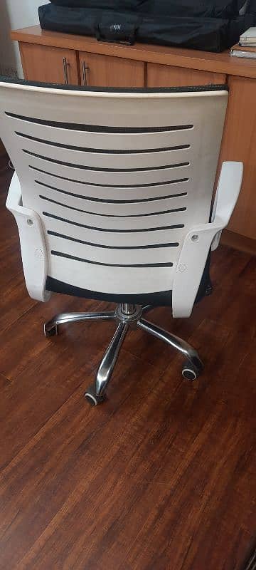 32 pcs executive chairs in Excellent condition 2