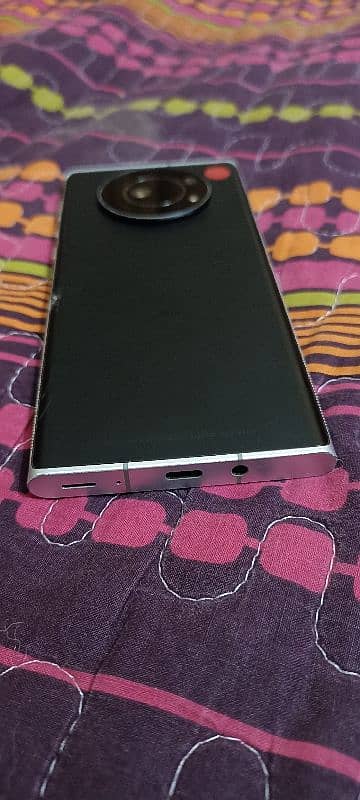 Leitz Phone 1  12 Ram 256 Rom 11