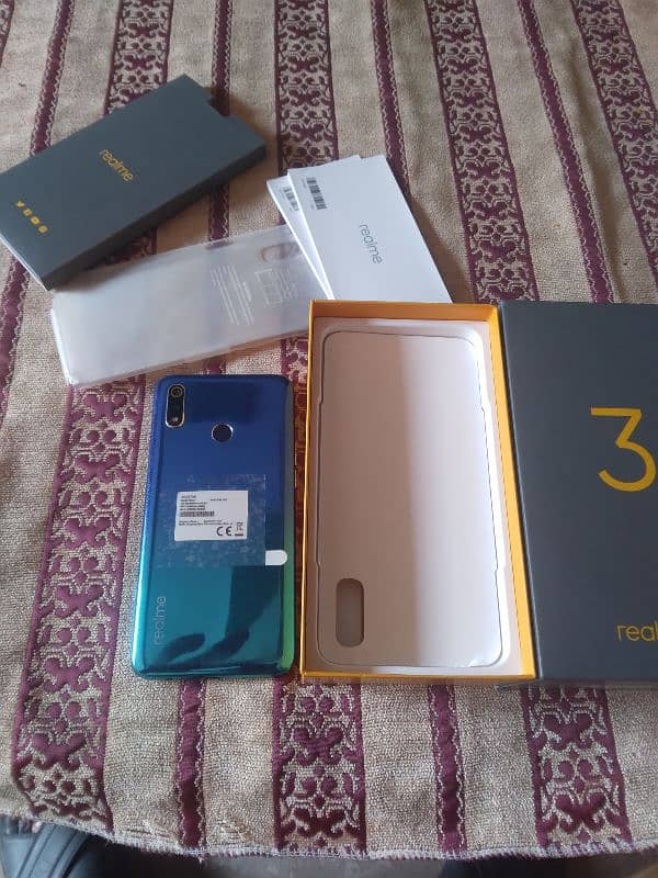 realme 3 4gb or 64gb 0