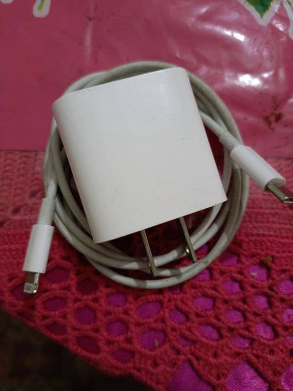 IPHONE ORGINAL CHARGER 1