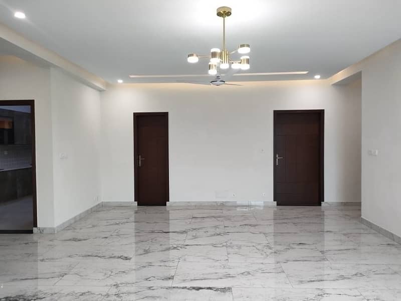 BRAND NEW 10 Marla 3 Bed Apartment On 5th Floor For Sale In Askari 11 Sec-D, Lahore 3