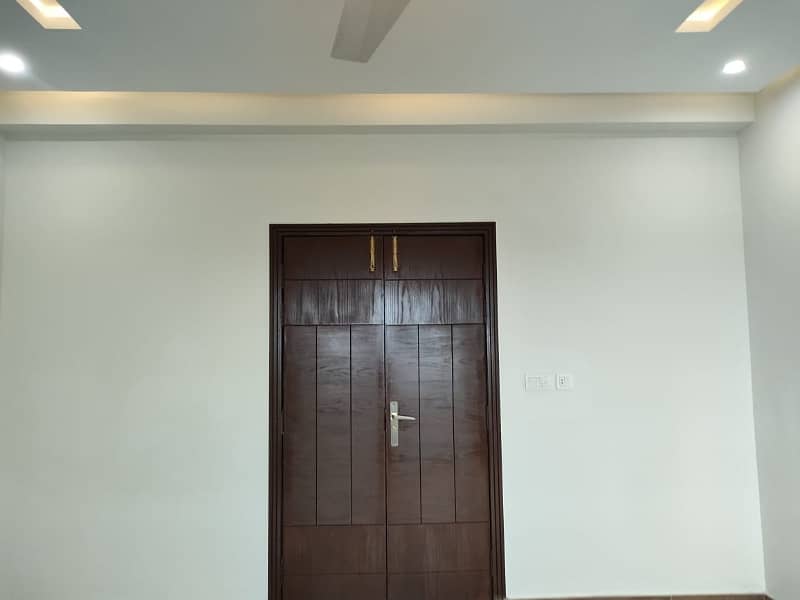 BRAND NEW 10 Marla 3 Bed Apartment On 5th Floor For Sale In Askari 11 Sec-D, Lahore 6