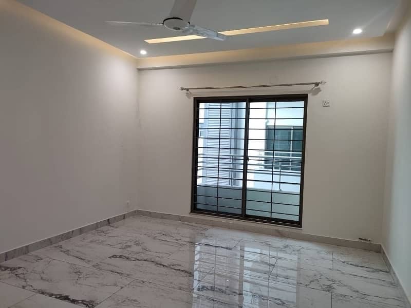 BRAND NEW 10 Marla 3 Bed Apartment On 5th Floor For Sale In Askari 11 Sec-D, Lahore 8