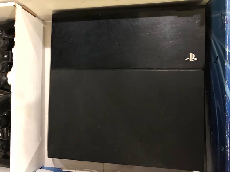 Ps4 with box, 2 originals controllers and 6 games 1