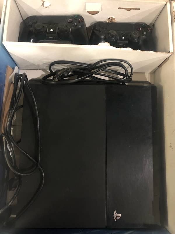 Ps4 with box, 2 originals controllers and 6 games 2