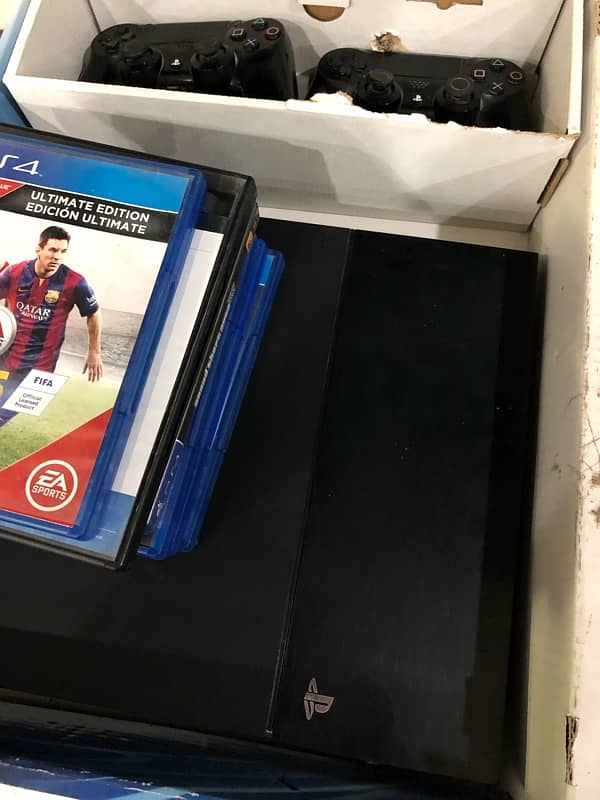 Ps4 with box, 2 originals controllers and 6 games 3