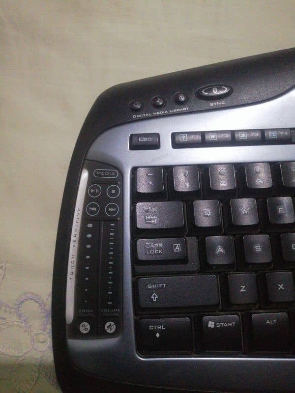 Logitech Blutooth keyboard (Branded) 5