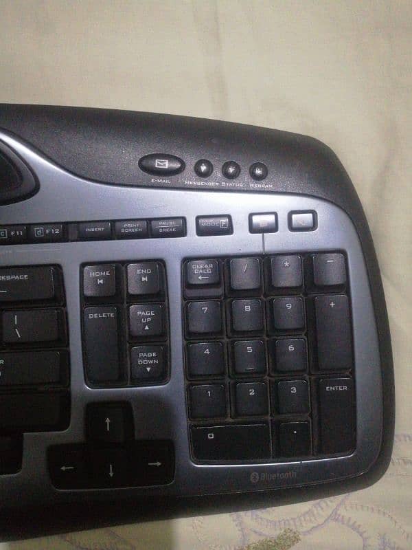 Logitech Blutooth keyboard (Branded) 6