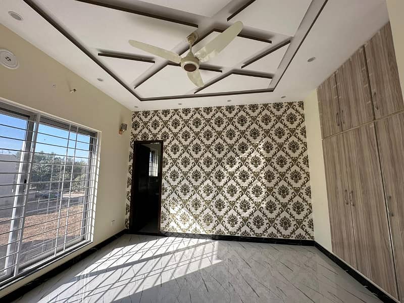 10 Marla Beautifully Built With Reasonable Demand Is For Sale In Jinnah Block Bahria Town 12