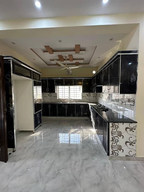 10 Marla Beautifully Built With Reasonable Demand Is For Sale In Jinnah Block Bahria Town 18