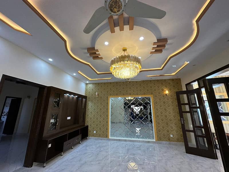 10 Marla Beautifully Built With Reasonable Demand Is For Sale In Jinnah Block Bahria Town 19