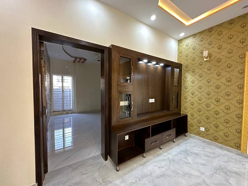 10 Marla Beautifully Built With Reasonable Demand Is For Sale In Jinnah Block Bahria Town 20