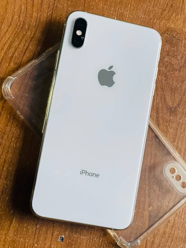 iPhone xsmax …. . 256gb …78helath …10by10…. . water pack nhi hn orignal hn 0