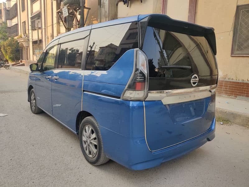 Nissan Serena 5