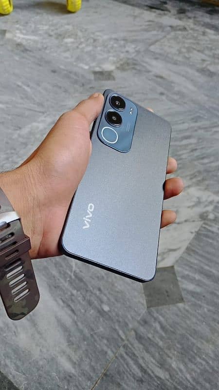 vivo y19s . . . 6 128. . contact 03705181132 4