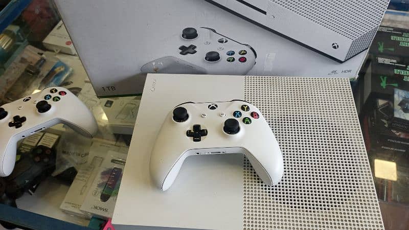 Xbox one s 1tb in excellent condition complete box 1