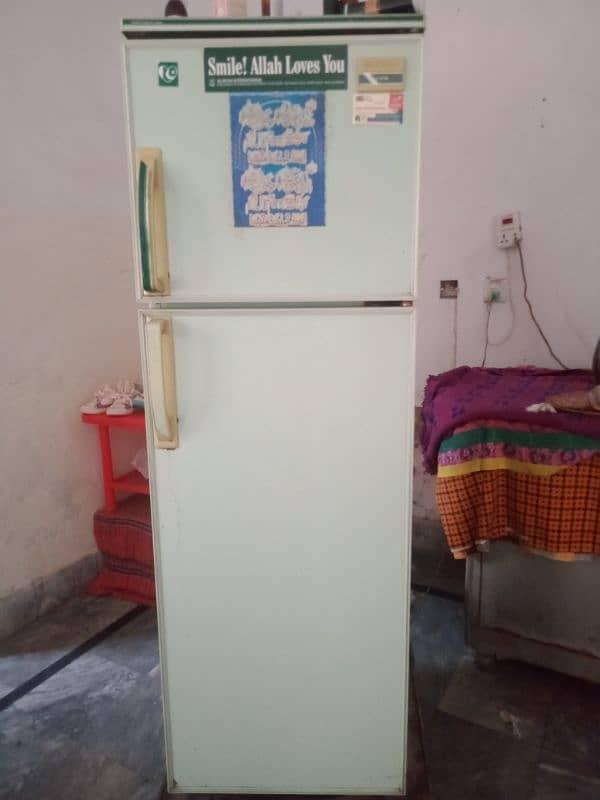 Hitachi japani fridge old but gold modal medium size 0