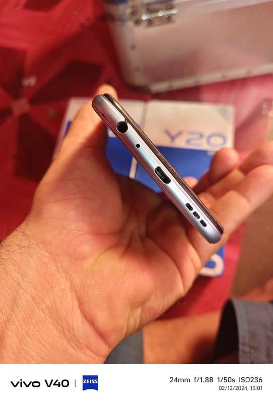 vivo y20 with box 4