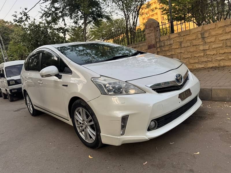 Toyota Prius Alpha 2012 3